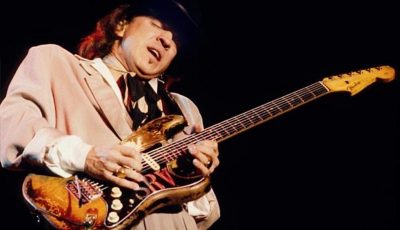 Stevie Ray Vaughan tocando en vivo con su Stratocaster, leyenda del blues eléctrico